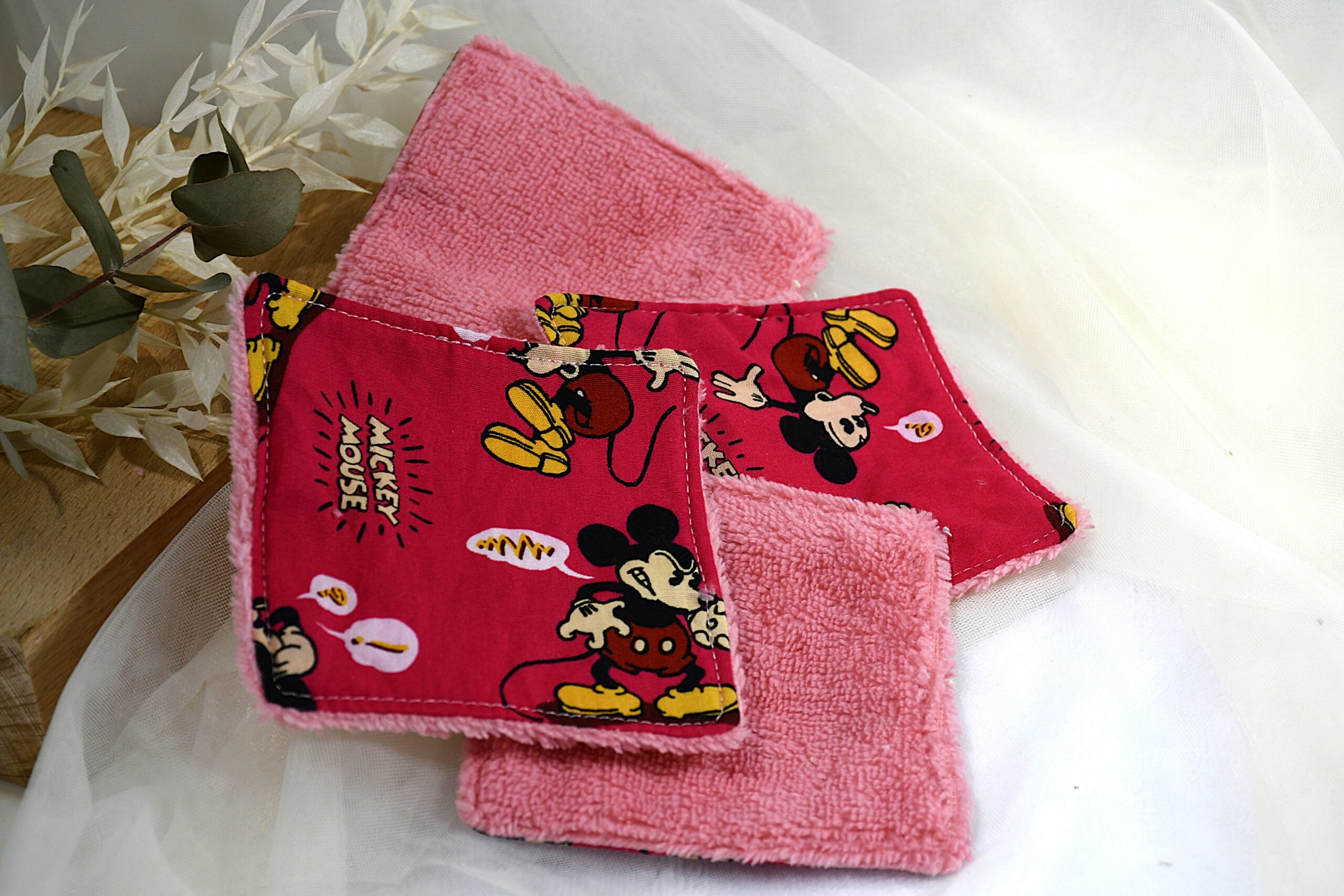 Cinq lingettes lavables roses avec un motif mickey