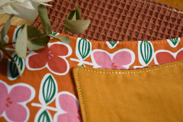 Cinq essuie-tout lavables jaunes avec un motif fleur